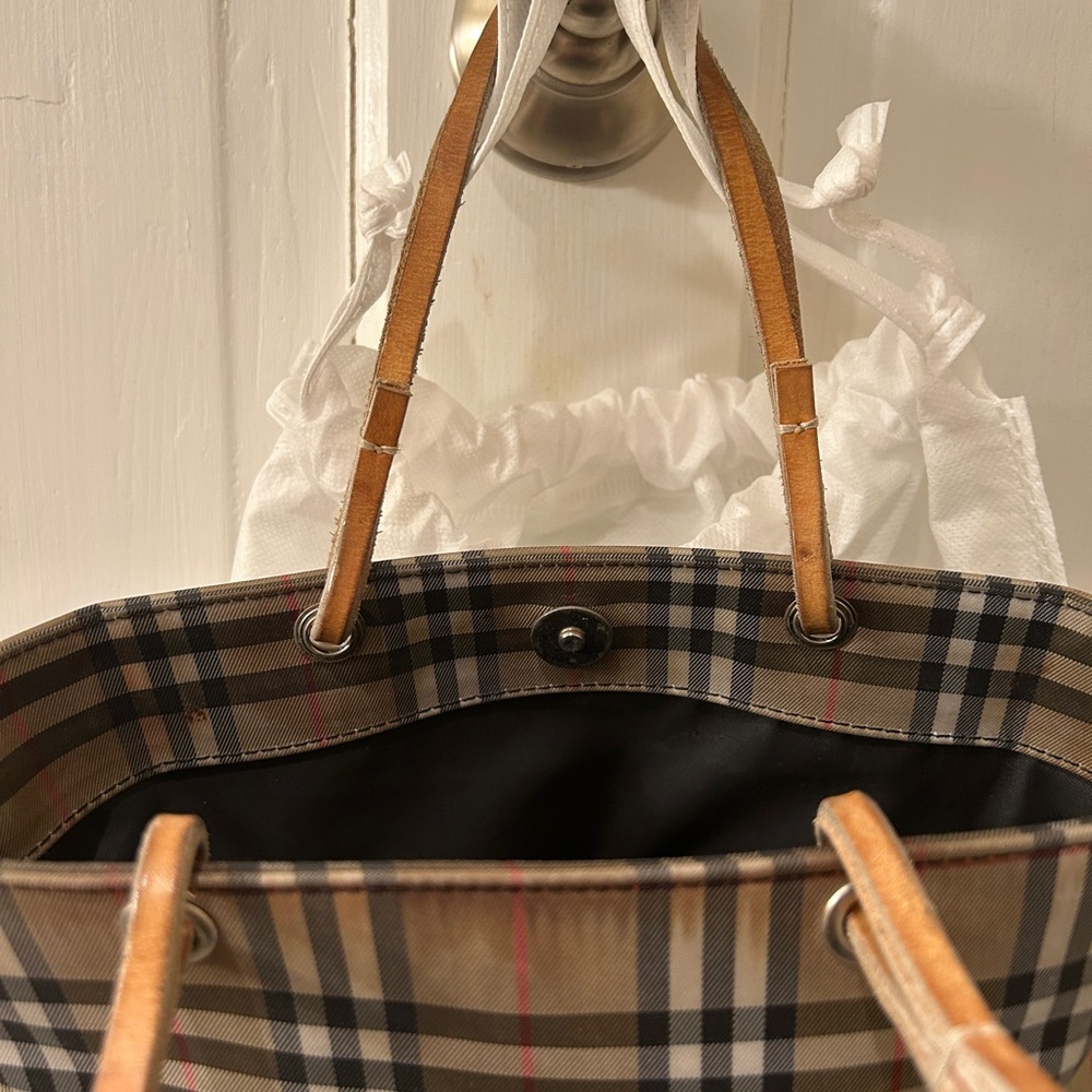 Burberry London nylon tote
Approx. 10.5x9x3.5
Cute for on the go
Made in Italy - Picture 6 of 12
